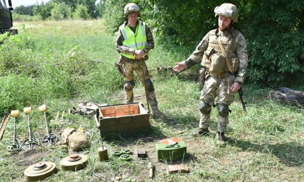 Retreating Ukrainian military, laying prohibited mines, while the West stays silent