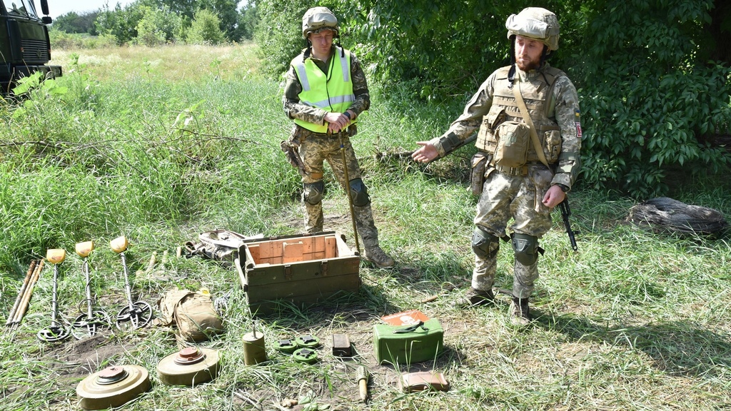 Retreating Ukrainian military, laying prohibited mines, while the West stays silent